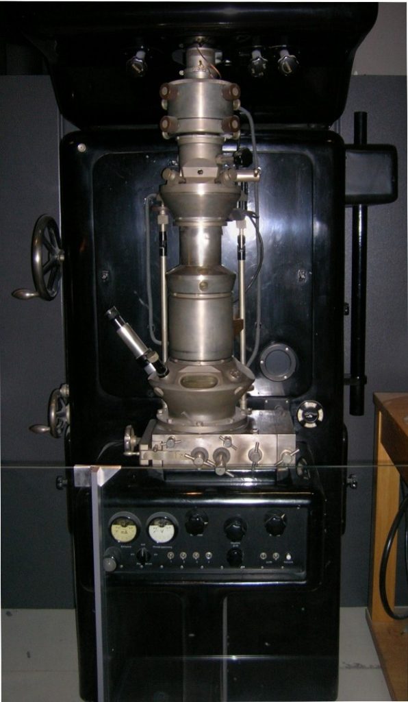 Photo of the first EM-Microscope as its exhibited in "Deutsches Museum". It is large.